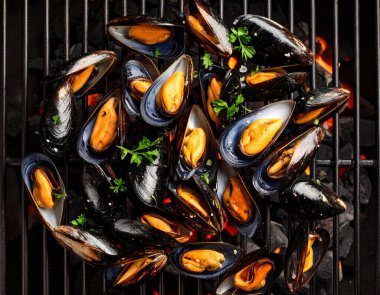 Yapay zeka kömürün üzerinde ızgara yapılmış taze midyelerin üst görüntüsünü oluşturdu, bazı kabuklar içerideki dolgun eti ortaya çıkardı. Dumanlı aromayla mükemmel pişirilmiş, tuzlu ve karabiberli, süslenmiş.
