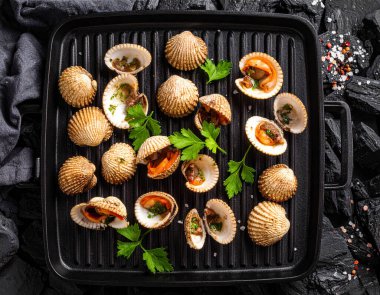 Yapay zeka kömürün üzerinde ızgara yapılmış taze kan midyelerinin üst görüntüsünü oluşturdu. Bazı kabuklar, içindeki sulu eti ortaya çıkardı. Dumanlı aromayla mükemmel pişirilmiş, tuzlu ve karabiberli, süslenmiş.