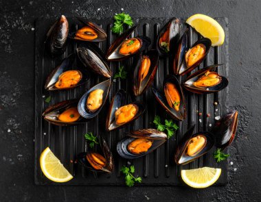 Yapay zeka kömürün üzerinde ızgara yapılmış taze midyelerin üst görüntüsünü oluşturdu, bazı kabuklar içerideki dolgun eti ortaya çıkardı. Dumanlı aromayla mükemmel pişirilmiş, tuzlu ve karabiberli, süslenmiş.