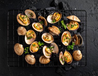 Yapay zeka kömürün üzerinde ızgara yapılmış taze çizgili istiridyelerin üst görüntüsünü oluşturdu, bazı kabuklar içerideki eti ortaya çıkardı. Dumanlı aromayla mükemmel pişirilmiş, tuzlu ve karabiberli, süslenmiş.