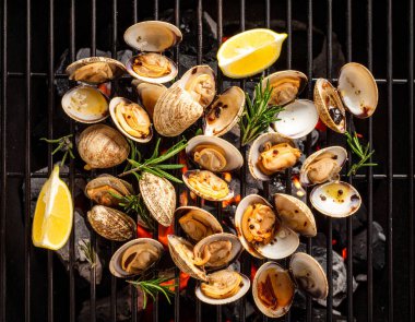 Yapay zeka kömürün üzerinde ızgara yapılmış taze tatlı istiridye manzarası oluşturdu, dumanlı aroma ve sulu etle mükemmel pişirildi. Biberiye ve limon dilimleriyle süslenmiş tuzlu ve karabiberli..