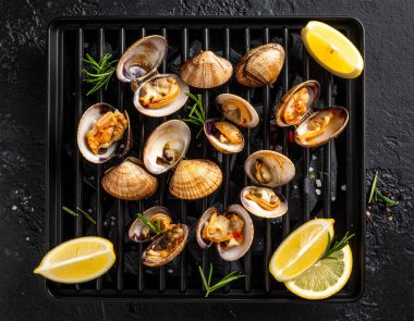 Yapay zeka kömürün üzerinde ızgara yapılmış taze tatlı istiridye manzarası oluşturdu, dumanlı aroma ve sulu etle mükemmel pişirildi. Biberiye ve limon dilimleriyle süslenmiş tuzlu ve karabiberli..