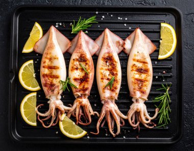 Yapay zeka kömürün üzerinde ızgara yapılmış taze ve enfes kalamar manzarası oluşturdu. Yumuşak dokular ve dumanlı aromayla mükemmel pişirildi. Biberiyeli limon dilimleriyle süslenmiş tuzlu ve karabiberli..