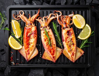 Yapay zeka kömürün üzerinde ızgara yapılmış taze gökkuşağı mürekkep balığının üst görüntüsünü oluşturdu. Yanardöner derisi ve hassas dokusu ile mükemmel pişirildi. Tuz ve karabiberle süslenmiş, biberiyeyle süslenmiş..