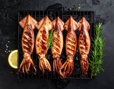 Yapay zeka kömürün üzerinde ızgara yapılmış taze kalamar manzarası yarattı. Yumuşak dokular ve hafif dumanlı aromayla mükemmel pişirildi. Tuz ve karabiber ile tatlandırılmış, biberiye filizi ile süslenmiş.