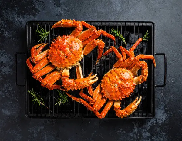 Yapay zeka, kömürün üzerinde ızgara yapılmış, dumanlı aroma ve sulu etle mükemmel pişirilmiş Alaska kral yengecinin birinci sınıf görüntüsünü oluşturdu. Tuz ve karabiber ile tatlandırılmış, biberiye filizi ile süslenmiş.