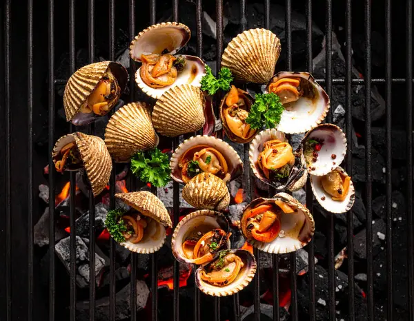 Yapay zeka kömürün üzerinde ızgara yapılmış taze kan midyelerinin üst görüntüsünü oluşturdu. Bazı kabuklar, içindeki sulu eti ortaya çıkardı. Dumanlı aromayla mükemmel pişirilmiş, tuzlu ve karabiberli, süslenmiş.