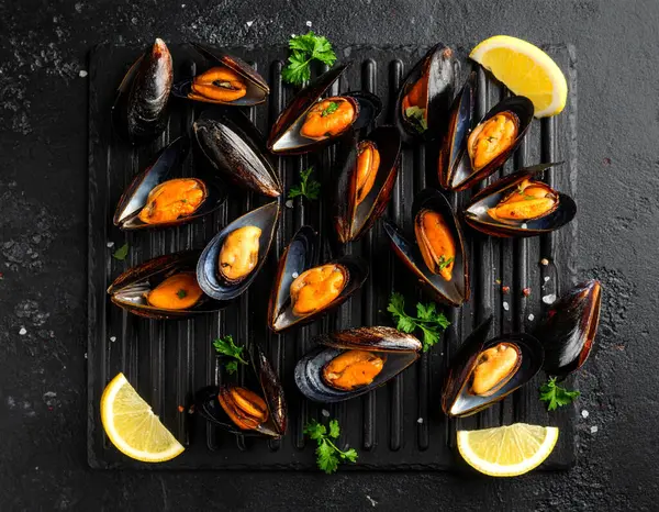 Yapay zeka kömürün üzerinde ızgara yapılmış taze midyelerin üst görüntüsünü oluşturdu, bazı kabuklar içerideki dolgun eti ortaya çıkardı. Dumanlı aromayla mükemmel pişirilmiş, tuzlu ve karabiberli, süslenmiş.