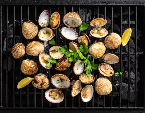 Yapay zeka kömürün üzerinde ızgara yapılmış taze çizgili istiridyelerin üst görüntüsünü oluşturdu, bazı kabuklar içerideki eti ortaya çıkardı. Dumanlı aromayla mükemmel pişirilmiş, tuzlu ve karabiberli, süslenmiş.