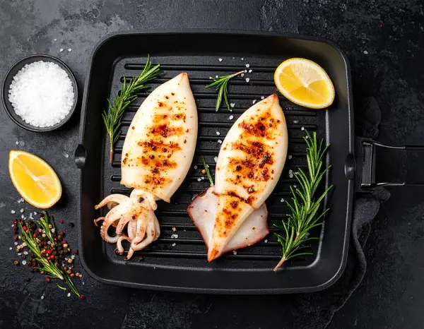 Yapay zeka kömürün üzerinde ızgara yapılmış taze mürekkep balığının üst görüntüsünü oluşturdu. Yumuşak dokular ve aromatik dumanla mükemmel pişirildi. Tuz ve karabiber ile tatlandırılmış, biberiye filizi ile süslenmiş.