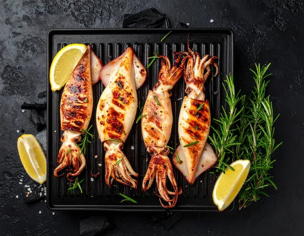 Yapay zeka kömürün üzerinde ızgara yapılmış taze mürekkep balığının üst görüntüsünü oluşturdu. Yumuşak dokular ve aromatik dumanla mükemmel pişirildi. Tuz ve karabiber ile tatlandırılmış, biberiye filizi ile süslenmiş.