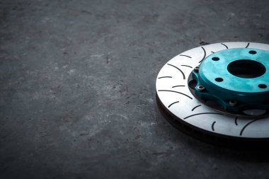 Araba tamircisi ya da tamirci araba tamirhanesinde ya da tamirhanede tamir ve onarım sorunları için disk freni ve asbest fren pedlerini kontrol ediyor.