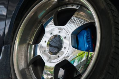 Araba tamircisi ya da tamirci araba tamirhanesinde ya da tamirhanede tamir ve onarım sorunları için disk freni ve asbest fren pedlerini kontrol ediyor.