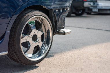 Araba tamircisi ya da tamirci tamirhanedeki ya da tamirhanedeki tamir ve onarım problemleri için kaporta ve fiber tampon parçalarını kontrol edip onarıyor.