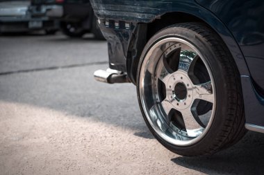 Araba tamircisi ya da tamirci tamirhanedeki ya da tamirhanedeki tamir ve onarım problemleri için kaporta ve fiber tampon parçalarını kontrol edip onarıyor.