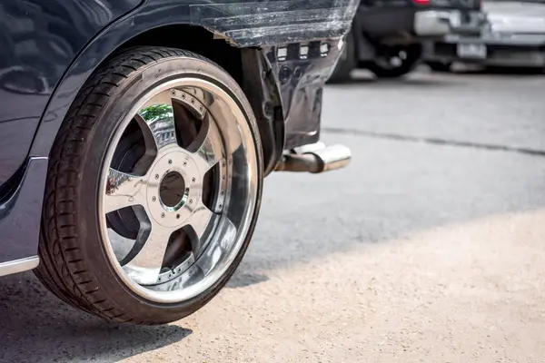 Araba tamircisi ya da tamirci tamirhanedeki ya da tamirhanedeki tamir ve onarım problemleri için kaporta ve fiber tampon parçalarını kontrol edip onarıyor.