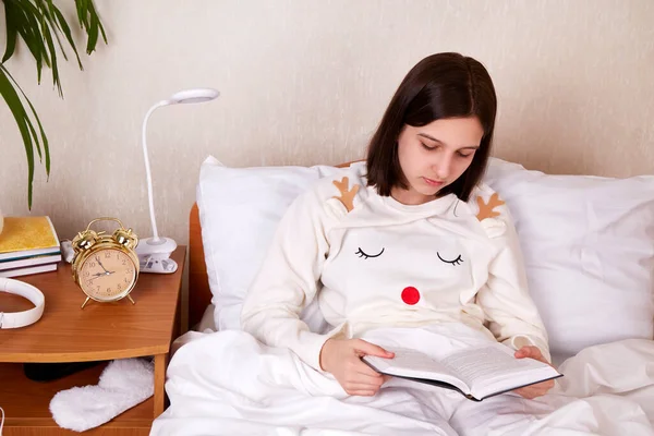 Девушка Читает Книгу Постели Одеялом Подготовка Сну Вечернее Чтение — стоковое фото