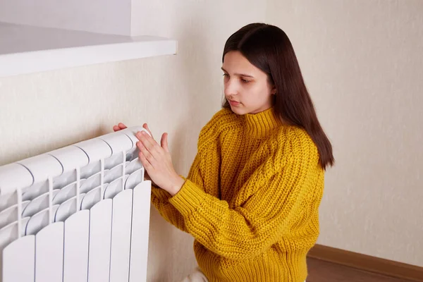 Flickan Värmer Händerna Värmaren Låg Temperatur Huset Begreppet Kall Vinter — Stockfoto