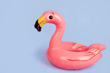 Mavi arka planda şişme flamingo, plaj oyuncağı. Kopyalama alanı olan yaz arkaplanı. 