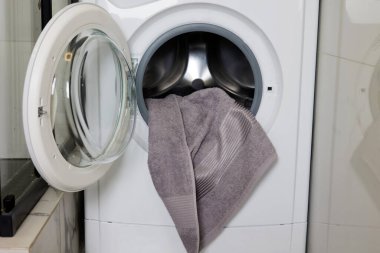 Modern çamaşır makinesi banyoda.. 