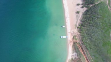 Kıyıya yakın güzel turkuaz suyu, yatları ve tekneleri olan göl manzaralı bir yer. Yaz tatili. 