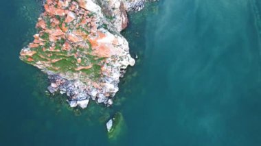 Bir yaz akşamı Baykal Gölü 'nün Şaman Kayası' nın üzerinde uçarken. 