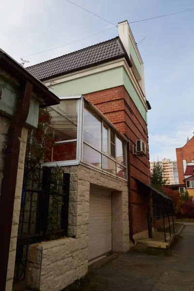 Modern şehir evi, garajı olan apartman.. 