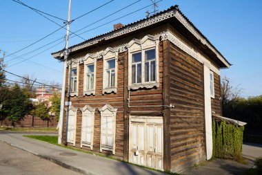 Şehrin tarihi merkezinde kepenkleri ve mimarları oyulmuş ahşap, iki katlı bir ev. Kırsal biçim. 