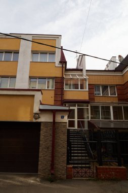 Modern şehir evi, garajı olan apartman.. 