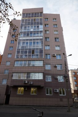 Modern, çok katlı, balkonlu bir bina.. 