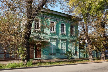 Şehrin tarihi merkezinde kepenkleri ve mimarları oyulmuş ahşap, iki katlı bir ev. Kırsal biçim. 