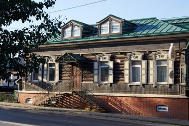 Şehrin tarihi merkezinde kepenkleri ve mimarları oyulmuş ahşap bir ev. Kırsal biçim.