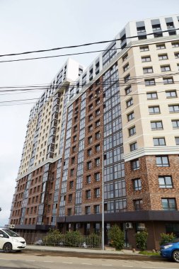 Modern, çok katlı, balkonlu bir bina.. 