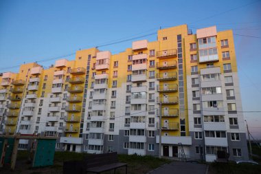 Modern, çok katlı, balkonlu bir bina.. 