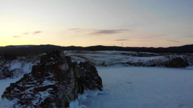 Şamanka Kayası ya da Burhan Burkhanı kışın şafak vakti. Karda donmuş Baykal Gölü. Hava görünümü. 