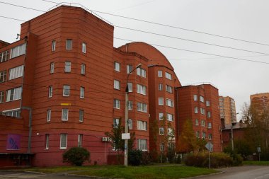 Modern, çok katlı tuğlalı bir bina. .