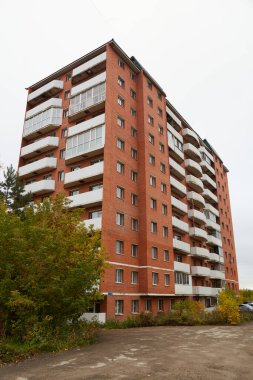 Modern, çok katlı tuğlalı bir bina. .