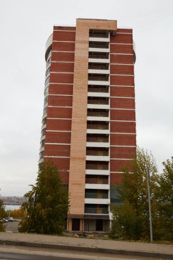 Modern, çok katlı, balkonlu bir bina.. 