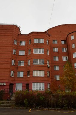 Modern, çok katlı tuğlalı bir bina. .