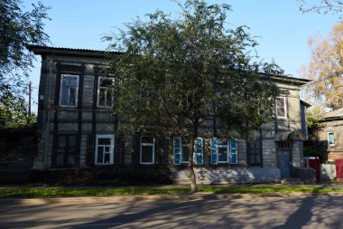 Şehrin tarihi merkezinde kepenkleri ve mimarları oyulmuş ahşap, iki katlı bir ev. Kırsal biçim. 