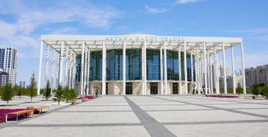 ASTANA, KAZAKHSTAN - 17 Temmuz 2023: Astana Bale Tiyatrosu Kazakistan Cumhuriyeti 'nin başkentinde bulunan güzel bir modern kültür binasıdır.. 