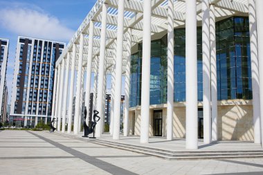 ASTANA, KAZAKHSTAN - 17 Temmuz 2023: Astana Bale Tiyatrosu Kazakistan Cumhuriyeti 'nin başkentinde bulunan güzel bir modern kültür binasıdır.. 