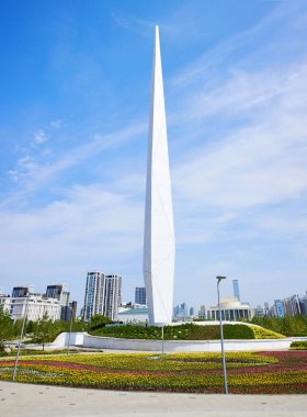  Astana 'daki Bağımsızlık Anıtı. Stele, Kazakistan Cumhuriyeti 'nin bağımsızlığının 25. yıldönümü şerefine. 