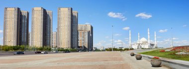 Astana 'daki Independence Meydanı, Kazakistan. Hazret Sultan Camii güneşli bir yaz gününde. .