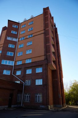 Modern yüksek katlı, çok katlı tuğlalı bir bina..