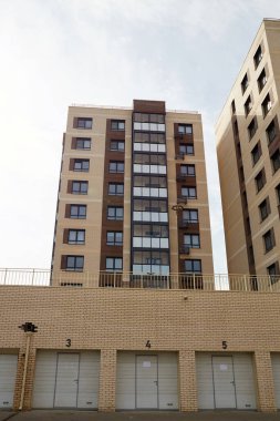 Modern, çok katlı, balkonlu bir bina.. 