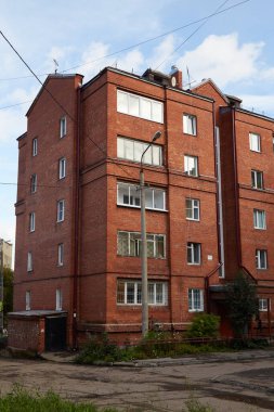 Modern beş katlı tuğla bina.