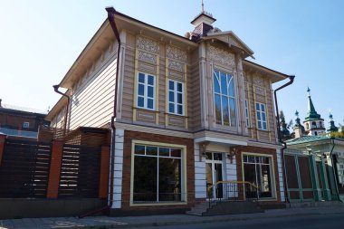 İki katlı bina, tarihi mimari gün ışığında büyüleyici bir şehir ortamında karmaşık detaylar sergiliyor.