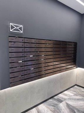 Modern bir apartmanın ortak alanlarında mektuplarla dolu posta kutuları.. 