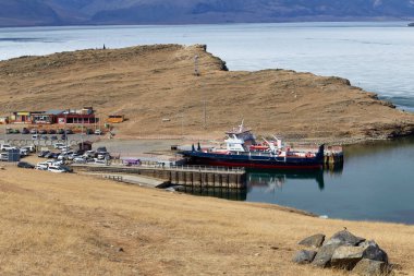 RUSSIA, BAIKAL Gölü, Mayıs 05, 2023: yolcu feribotu ilkbaharda iskelede. Baykal 'da buzların eridiği dönem.